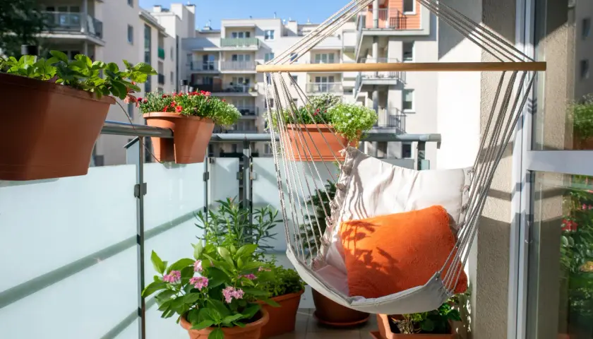 Jak osłonić balkon w bloku przed sąsiadami i zyskać prywatność