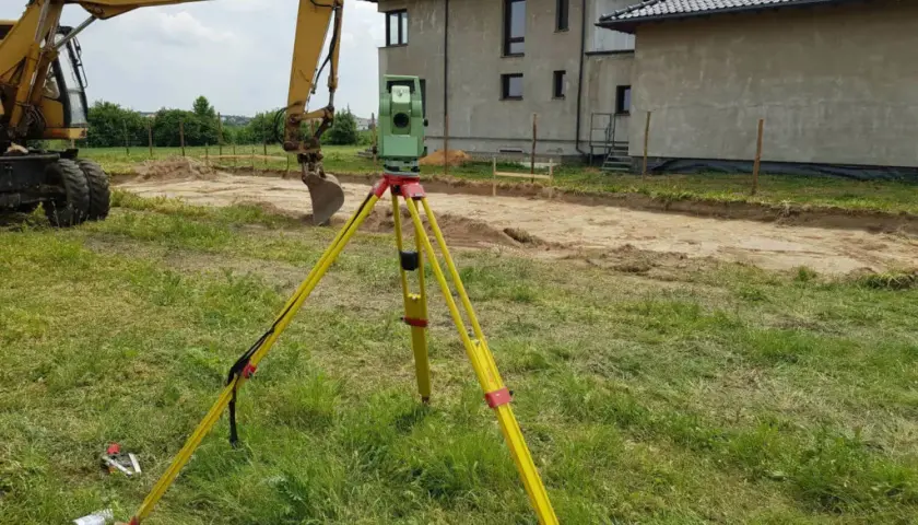 Jak skutecznie przeprowadzić podział działki na której stoi dom?